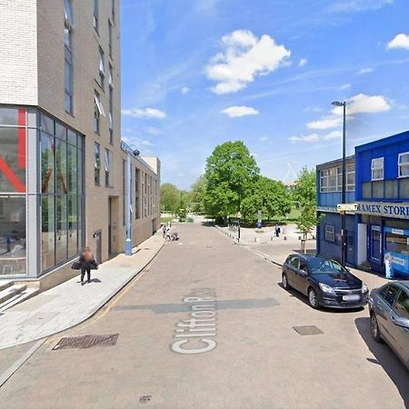 Super Studio With Two Bedrooms - Five Minutes From The Station! Londra Exterior foto