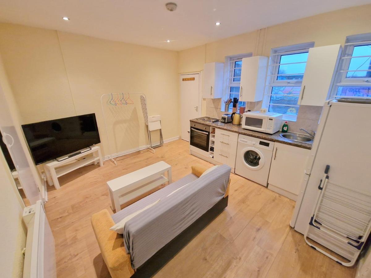 Super Studio With Two Bedrooms - Five Minutes From The Station! Londra Exterior foto