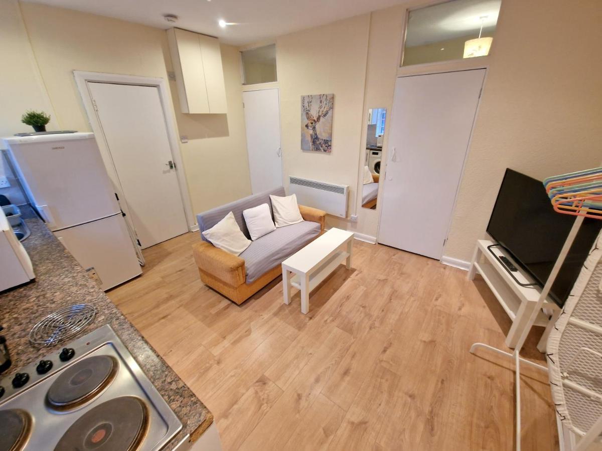 Super Studio With Two Bedrooms - Five Minutes From The Station! Londra Exterior foto