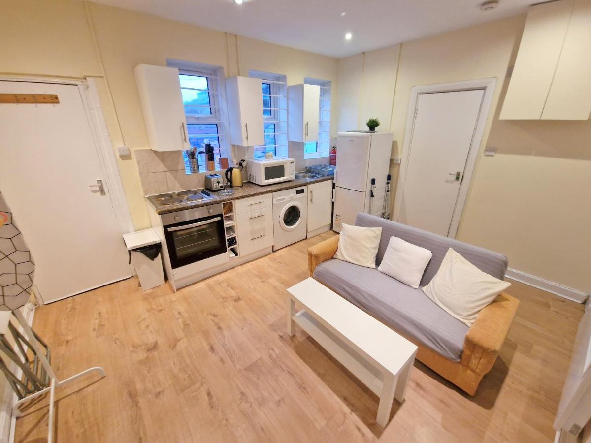 Super Studio With Two Bedrooms - Five Minutes From The Station! Londra Exterior foto