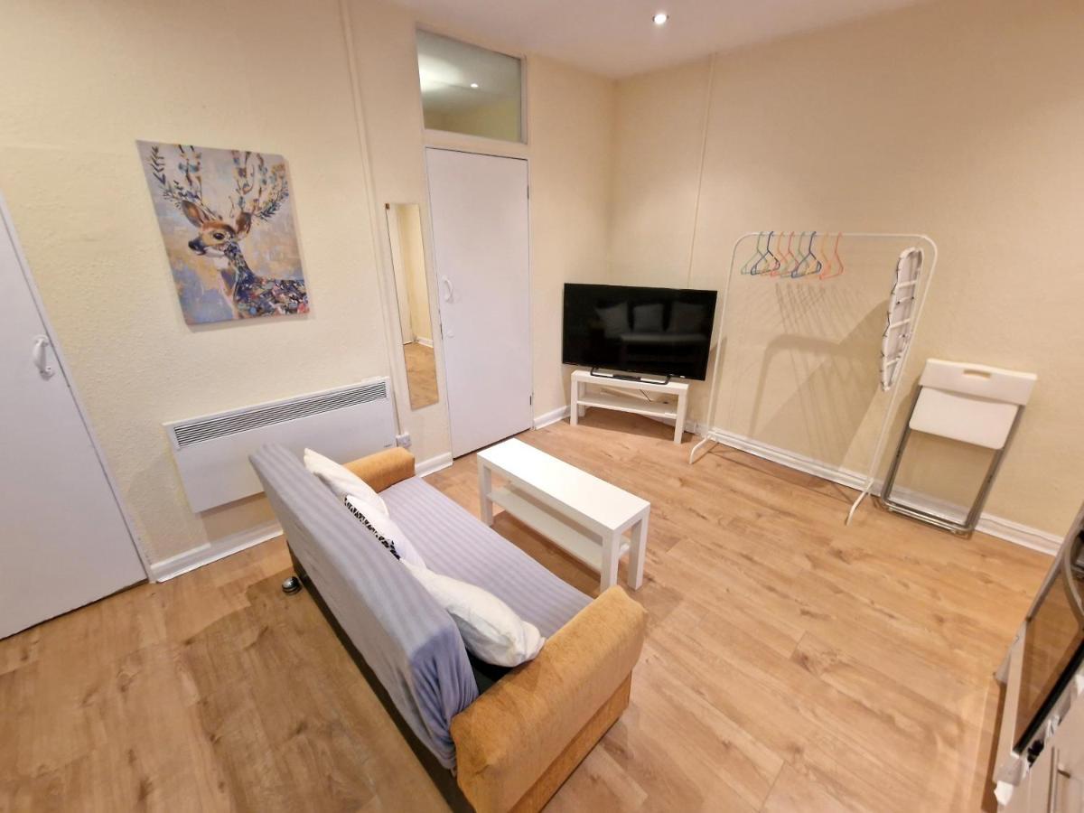 Super Studio With Two Bedrooms - Five Minutes From The Station! Londra Exterior foto